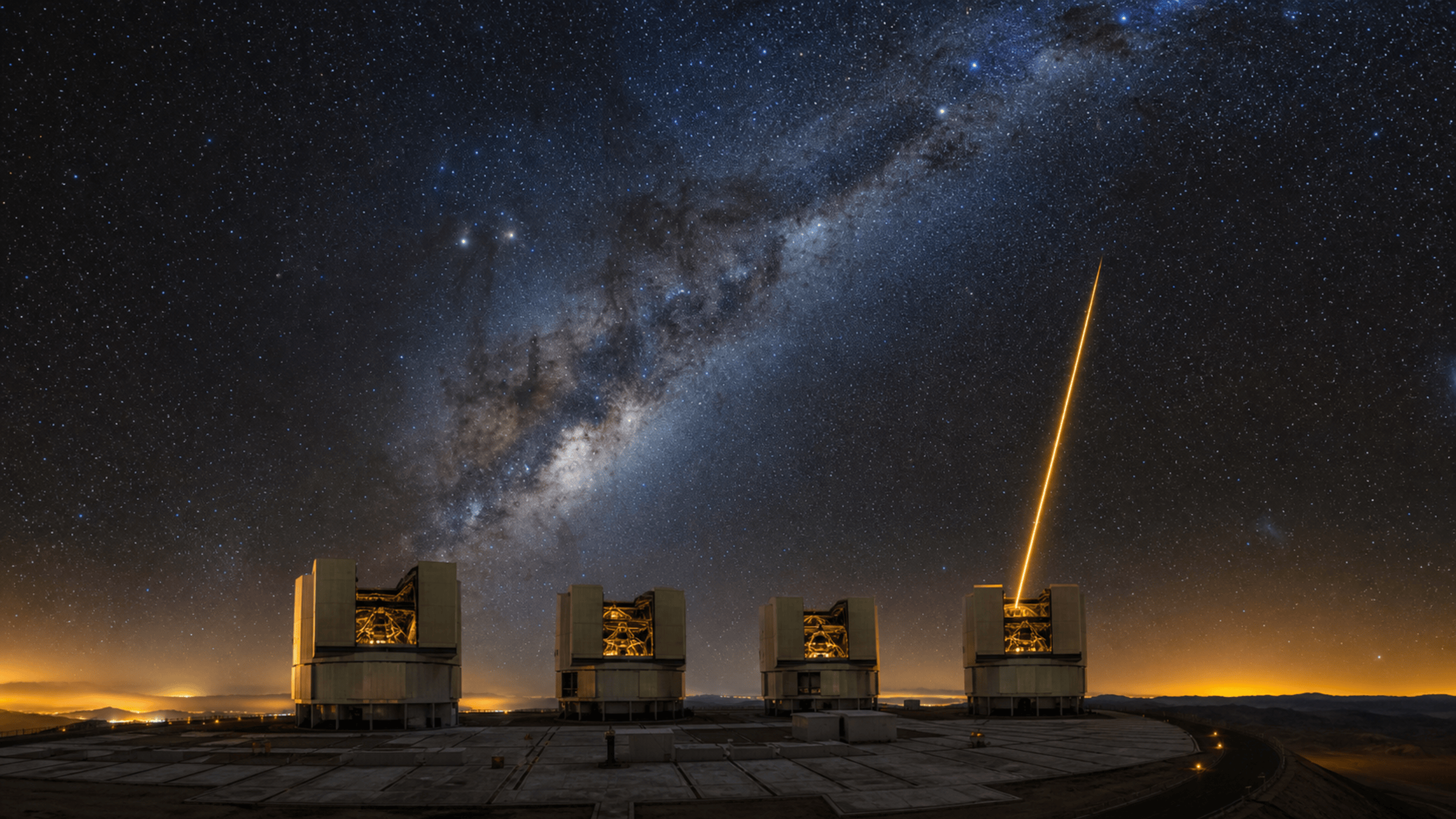 Le Very Large Telescope de l'ESO à Paranal, la nuit, sous la Voie lactée
