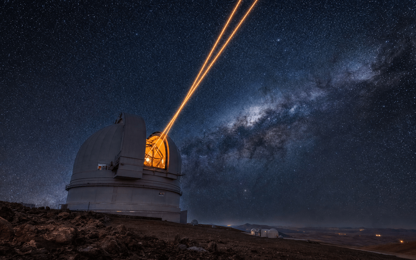 Grand télescope au sol dans l'Atacama, lasers d'optique adaptative vers la Voie lactée