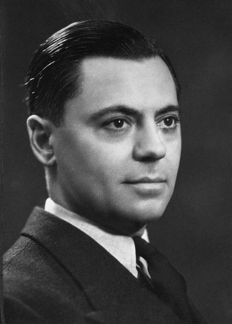 Portrait de Jean Moulin par le Studio Harcourt, 1937, avec écharpe et chapeau